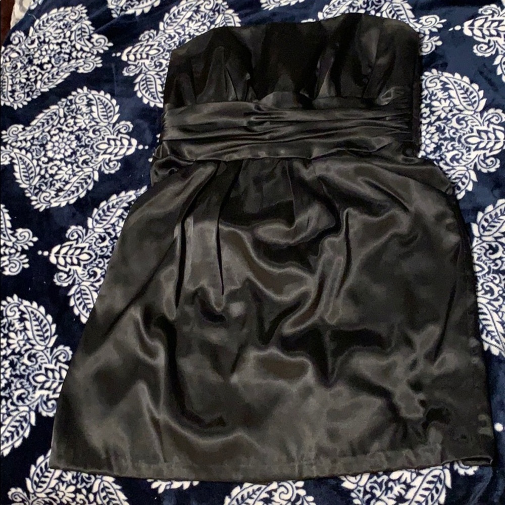 Very sexy,  little black dress w/pockets!
